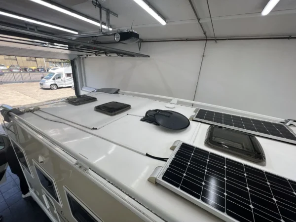 Dach eines Wohnmobils mit Solarpanelen