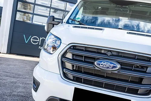 Fahrzeugfront eines weissen Chausson Wohnombils.