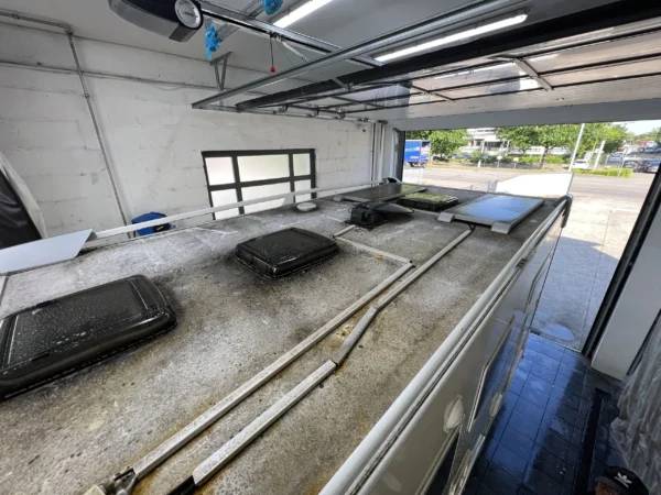 Dach eines Wohnmobils mit Schmutz